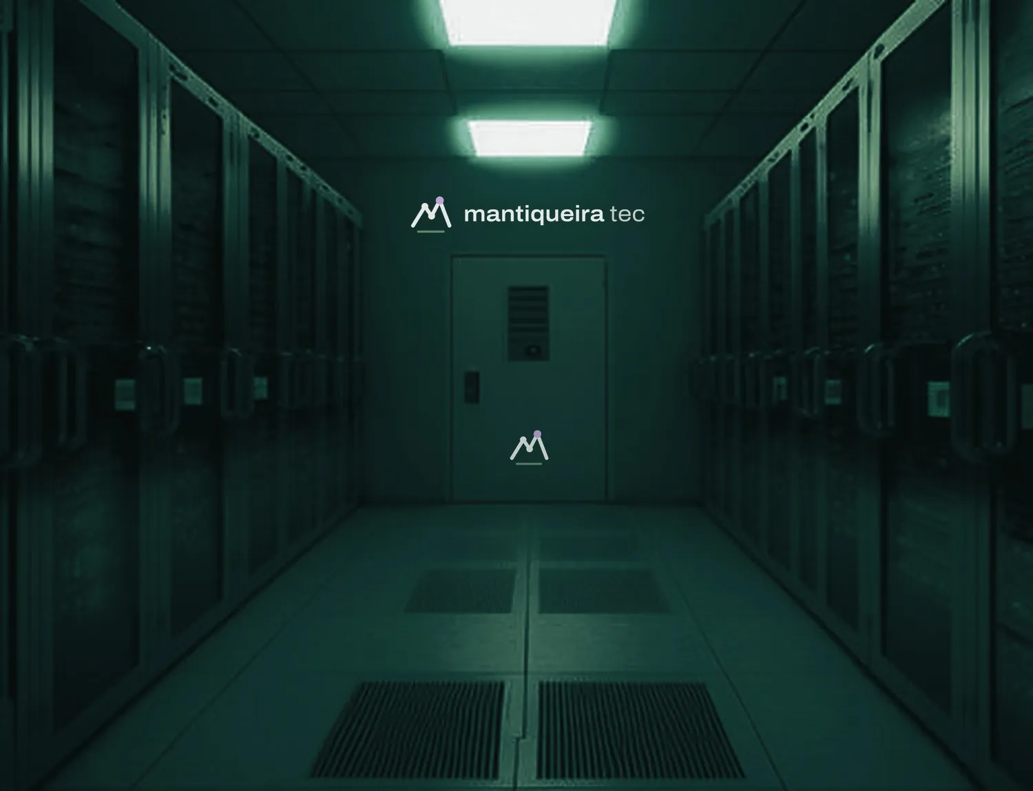 Corredor entre racks de servidores, com a marca Mantiqueira Tec na porta ao fundo.